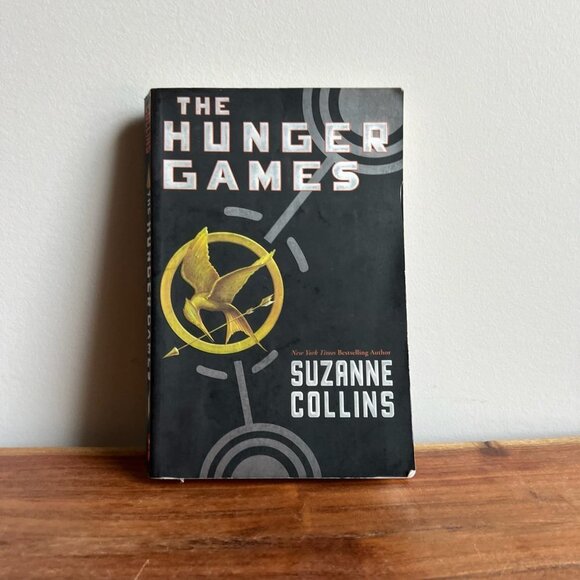 LAST CHANCE The Hunger Games by Suzanne Collins Paper Back Book - Picture 1 of 4